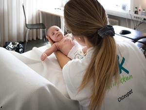 Barneosteopat Amy Jahr ved OK klinikken arbeider med lille baby Orest